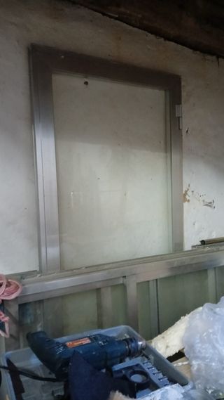 5 ventanas dobles, 1  simple, 1 puerta de aluminio