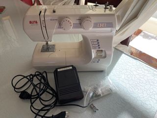 Máquina de coser Alfa modelo  2404. Como nueva.