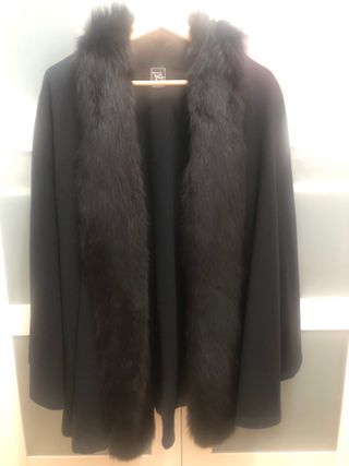 Capa de señora  color negro con cuello de piel