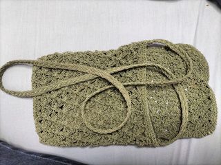 mini bolso de rafia color verde oliva