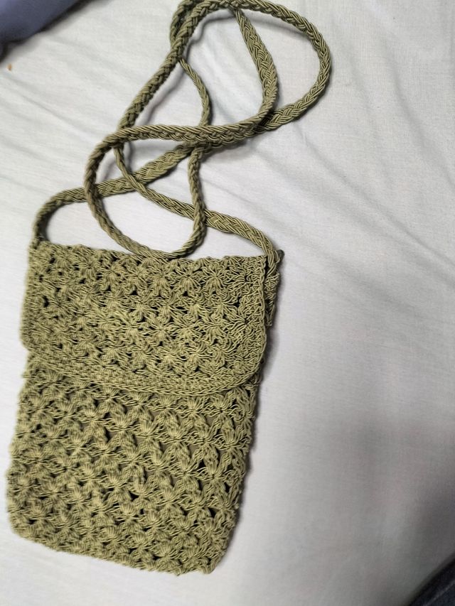 mini bolso de rafia color verde oliva