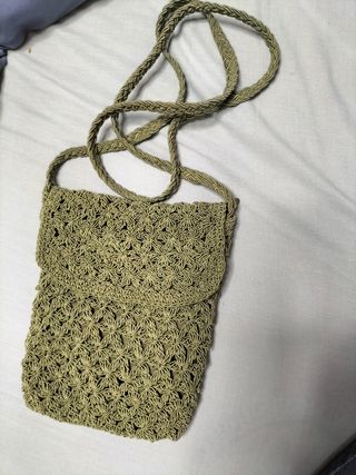 mini bolso de rafia color verde oliva
