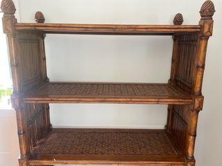 Elegante Librería Tommy Bahama de Madera y Ratán