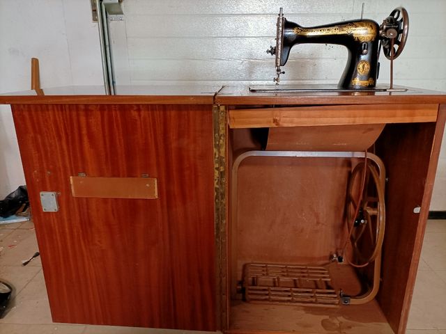 Maquina de coser singer antigua