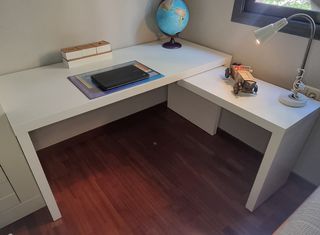 Escritorio blanco con tablero extraible