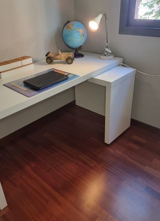 Escritorio blanco con tablero extraible