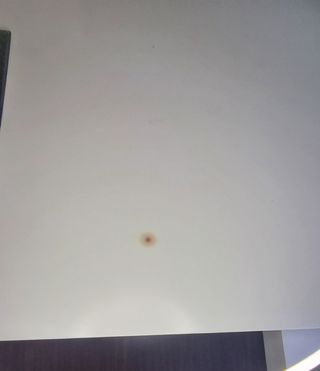 Escritorio blanco con tablero extraible