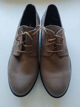 Zapatos sin estrenar,de aspecto Ante.
