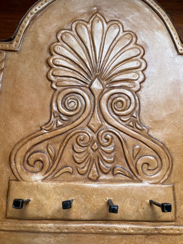 Llavero de pared en cuero repujado