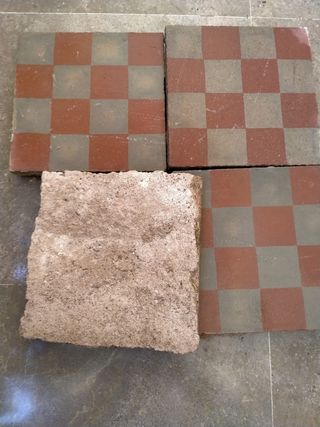 LOTTO DI 4 TEGOLE IDRAULICHE S.XIX-XX