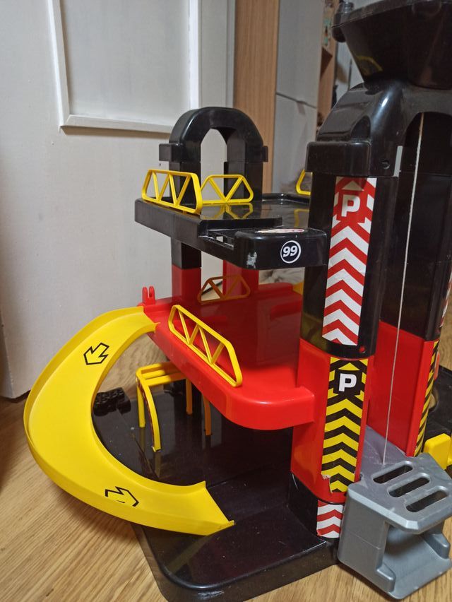 Parking garaje de tres plantas