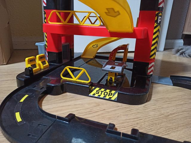 Parking garaje de tres plantas