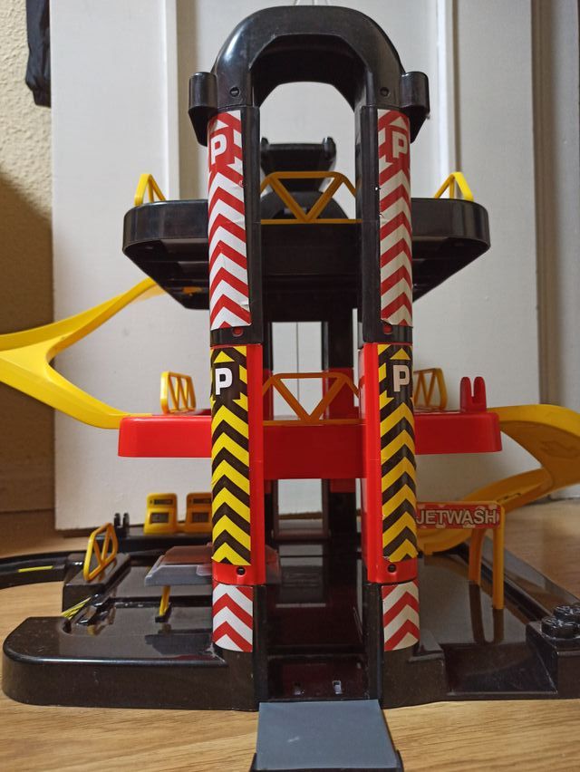 Parking garaje de tres plantas