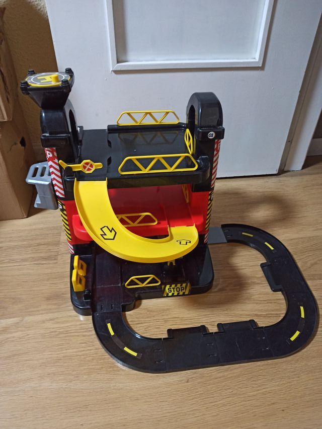 Parking garaje de tres plantas