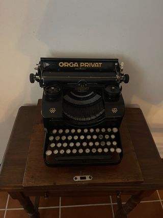 Maquina de escribir antigua
