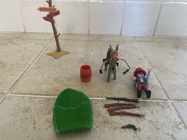 Playmobil contrabandista armas