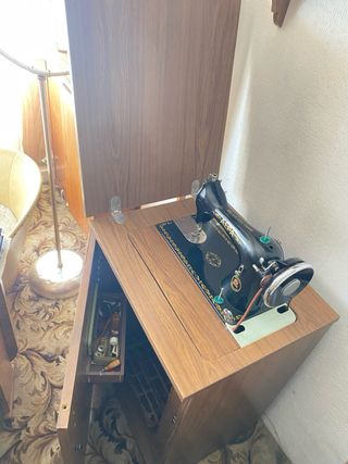 Maquina de coser Alfa antigua