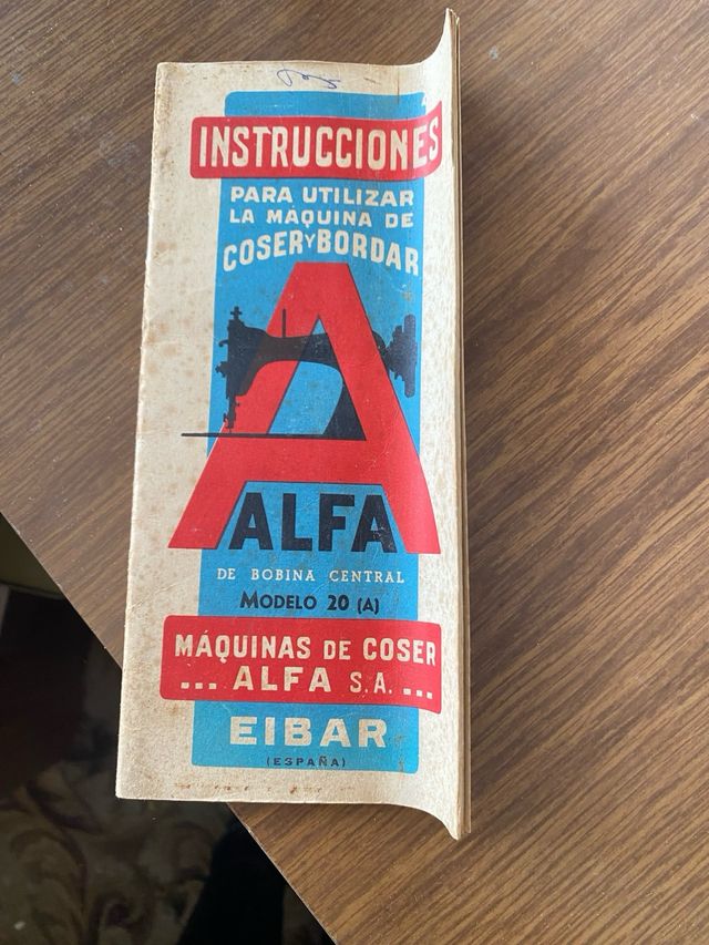 Maquina de coser Alfa antigua