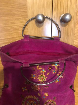 Bolso serraje color buganvilla.