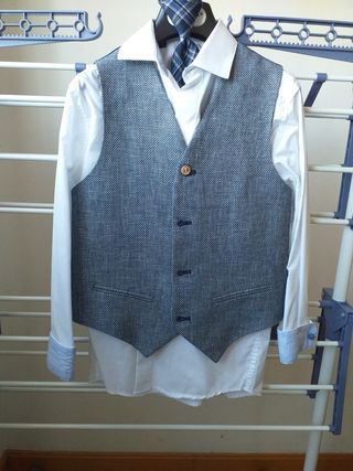 Traje d comunión o d vestir.
