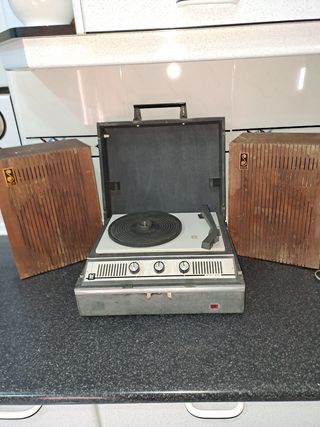 Tocadiscos y altavoces