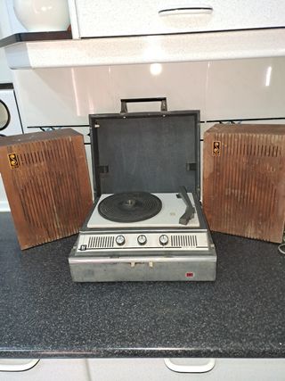 Tocadiscos y altavoces