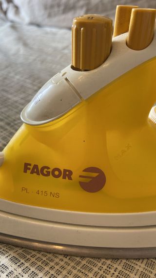 Plancha Fagor de vapor con suela inoxidable 1200w