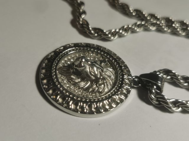 Collana uomo leone in rilievo metallo