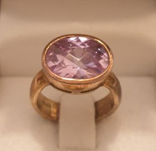 Anillo de plata dorada con piedra valios