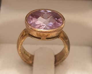 Anillo de plata dorada con piedra valios