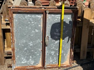 Reja con ventana metalica