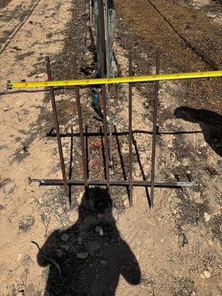 Reja con ventana metalica