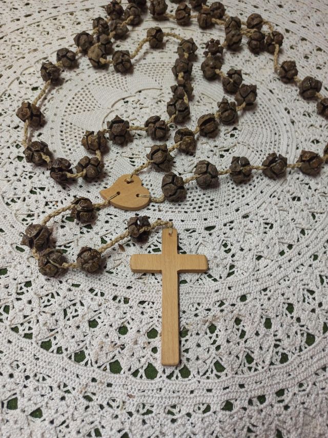 Oferta Rosario artesanal madera y bolas ciprés