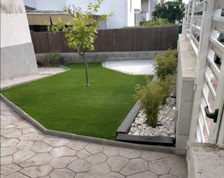 césped artificial y arreglos de jardines