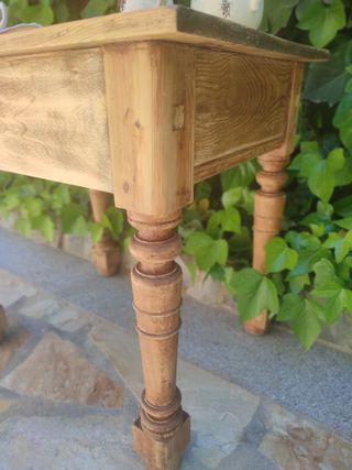 Mesa auxiliar antigua recuperada