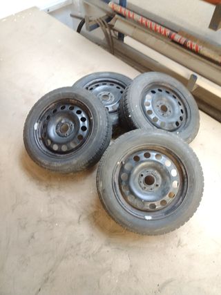 Ruedas con neumáticos de nieve