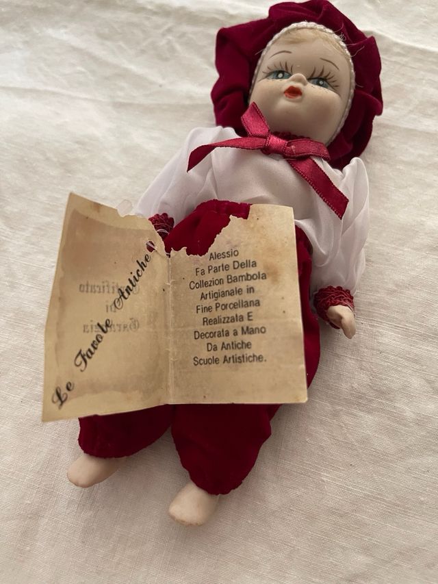 Le favole antiche bambolo in fine porcellana