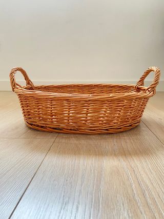 cesta ovalada con asas de mimbre y funda