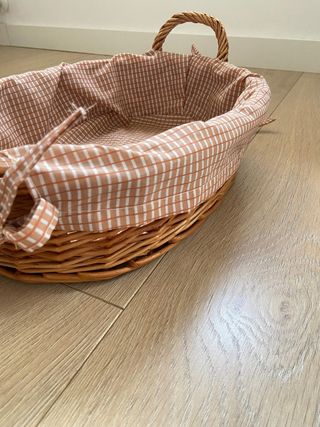 cesta ovalada con asas de mimbre y funda