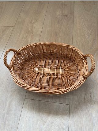 cesta ovalada con asas de mimbre y funda