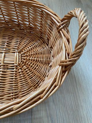 cesta ovalada con asas de mimbre y funda