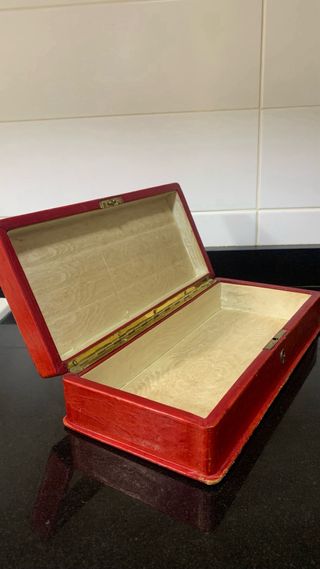 Antigua caja- joyero de piel roja