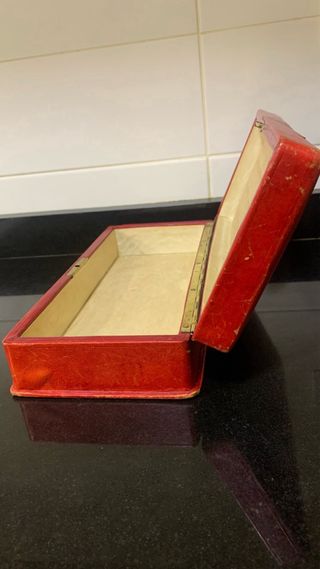 Antigua caja- joyero de piel roja
