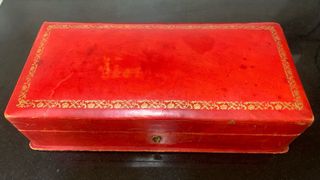 Antigua caja- joyero de piel roja