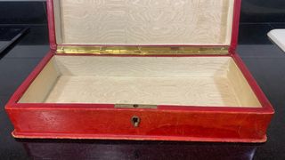 Antigua caja- joyero de piel roja