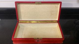 Antigua caja- joyero de piel roja