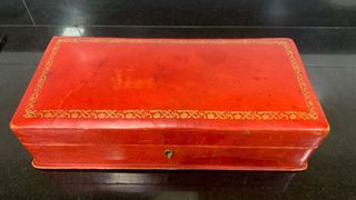 Antigua caja- joyero de piel roja