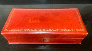 Antigua caja- joyero de piel roja