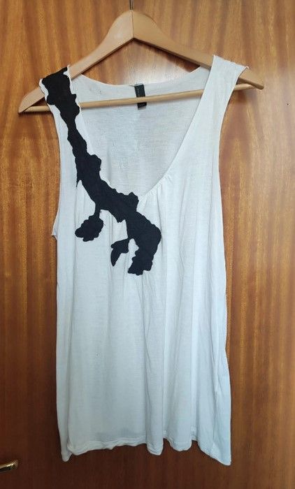 Camiseta blanca de tirantes con bordado negro