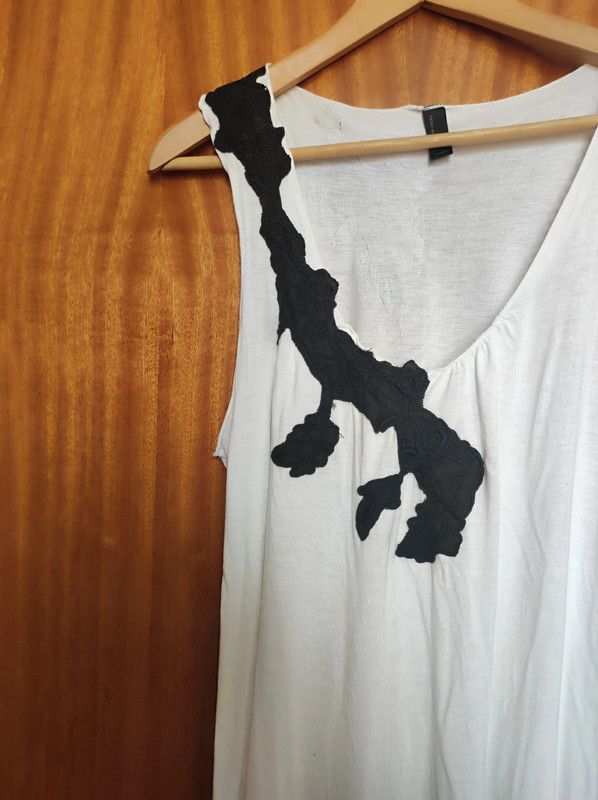 Camiseta blanca de tirantes con bordado negro